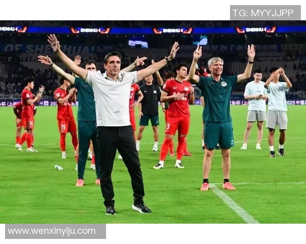 中超赛场拉莫斯争顶精彩瞬间展现足球激情与技术对抗的完美结合